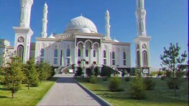 Aksaklık etkisi. Astana 'nın manzaraları-Hz. Sultan Camii, Astana, Kazakistan, nur-Sultan. Video. UltraHD (4k)