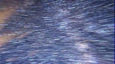 Aksaklık etkisi. Çizgiler şeklindeki yıldızlardan izler. Ay yükseliyor. Yayla Kara-Say (3.800 m.) Kırgızistan. Zaman Atlamalı. Video