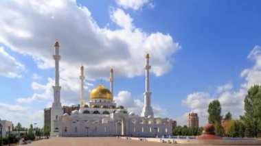 Aksaklık etkisi. Nur Astana Camii, Astana, Kazakistan. Timelapse, nur-Sultan. Video. UltraHD (4k)