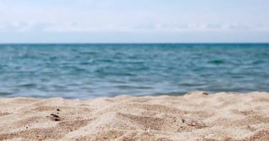 Aksaklık etkisi. Uzaktaki odak değişimi. Dağların arka planında Issyk-Kul Gölü, Kırgızistan'ın Cholpon Ata sahil kasabası. Video. Ultrahd (4k))