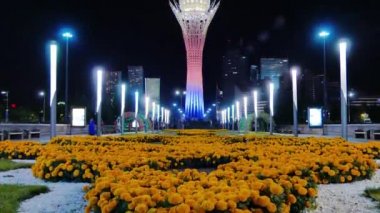 Astana, Kazakistan-3 Eylül, 2016: Baiterek-yeni Astana 'nın merkezi noktası, gece ışıkları ışığında, nur-Sultan. Video. Glitch etkisi. 