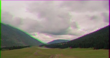 Aksaklık etkisi. Dağların üzerinde bulutlar var. Grigoriev Gorge, Issyk-Kul, Kırgızistan. Zaman atlamalı. Video. UltraHD (4k)