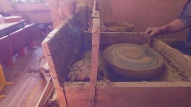 Aksaklık etkisi. Çömlekçi tekerleğinde bir çömlek yaratmak. Video. Ultrahd (4k))