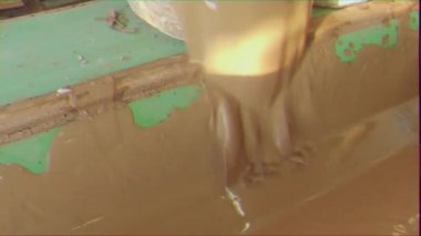 Aksaklık etkisi. Alçı şeklindeki kildökün. Plaka üretimi. Video. Ultrahd (4k))