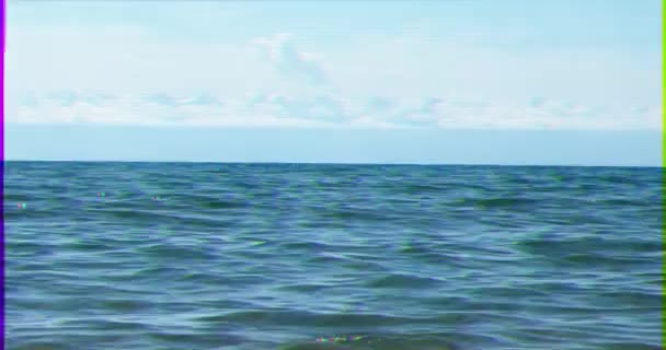 グリッチ効果 山々を背景にイシククル湖のサーフィン キルギスのチョルポンアタのビーチタウン ビデオ ウルトラHd — ストック動画