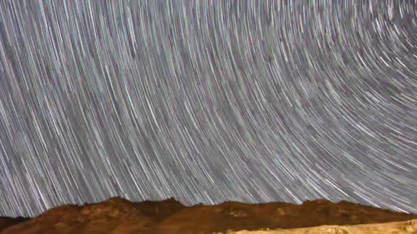 毛刺效果 以线条形式从星星上的痕迹 在山上的银河 超高清 — 图库视频影像