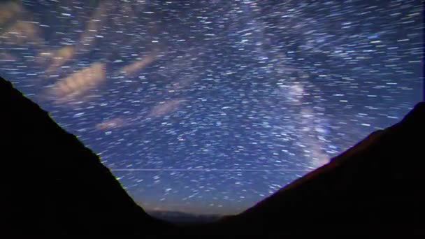 毛刺效果 以线条形式从星星上的痕迹 月亮升起 高原卡拉赛 800 吉尔吉斯斯坦 超高清 — 图库视频影像