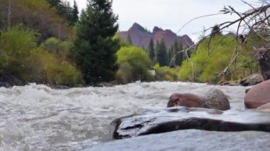 Aksaklık etkisi. Jeti-Oğuz (Seven Bulls Rocks). Issyk Kul, Kırgızistan. Video. Ultrahd (4k))