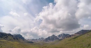 Aksaklık etkisi. Kırgızistan 'ın doruklarında bulutlar. Timelapse. Video. UltraHD (4k)