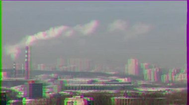 Aksaklık etkisi. Şehrin arka plana karşı borulardan duman. Ekaterinburg. Video. UltraHD (4k)