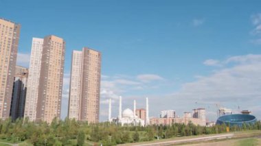 Aksaklık etkisi. Hz. Sultan Camii. Gün. Almatı, Kazakistan. Zaman atlamalı, nur-Sultan. Video. UltraHD (4k)