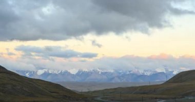 Aksaklık etkisi. Dağlarda gün batımı. Yayla Kara-Say (3.800 m.) Kırgızistan. Zaman Atlamalı. Video. Ultrahd (4k))