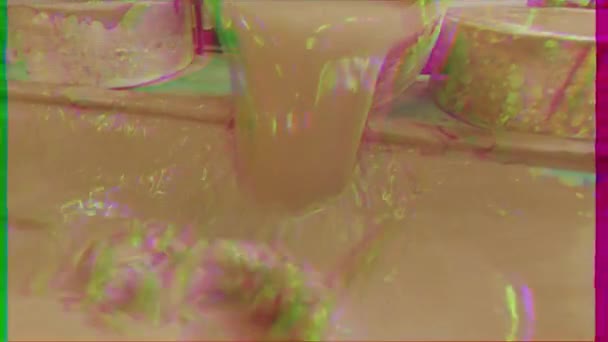 Effet scintillant. Verser l'argile de la forme de plâtre. Production de plaques. Vidéo. UltraHD (4K )