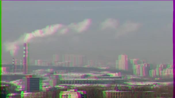 グリッチ効果 街を背景にパイプから煙 エカテリンブルグ ビデオ ウルトラHd — ストック動画