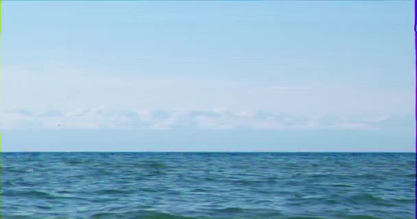 グリッチ効果 山々を背景にイシククル湖の水 チョルポンアタのビーチタウン イシク キルギスビデオ ウルトラHd — ストック動画