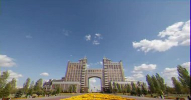 Astana, Kazakistan-5 Eylül 2016: KazMunayGas merkez ofisi. Kemer 'de Bayterek 'nin görünümü. Timelapse, nur-Sultan. Video. UltraHD (4k). Glitch etkisi