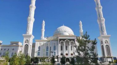 Aksaklık etkisi. Astana 'nın manzaraları-Hz. Sultan Camii, Astana, Kazakistan, nur-Sultan. Video. UltraHD (4k)