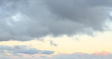 Aksaklık etkisi. Gün batımında bulutlar var. Plato kara-say (3,800 m.) Kırgızistan. Video. UltraHD (4k)