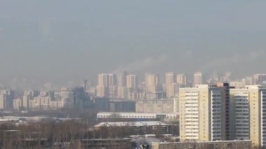Aksaklık etkisi. Yekaterinburg 'da yeni bir ev. Uktusskih Dağı 'ndan görünüm. Video. UltraHD (4k)