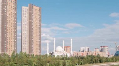 Aksaklık etkisi. Hz. Sultan Camii. Gün. Zoom. Almatı, Kazakistan. Timelapse, nur-Sultan. Video. UltraHD (4k)