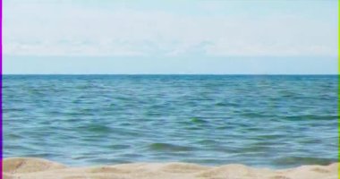 Aksaklık etkisi. Dağların arka planında Issyk-Kul gölünün suları, Kırgızistan'ın Cholpon Ata sahil kasabası. Video. Ultrahd (4k))