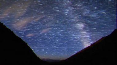 Aksaklık etkisi. Evanescent izleri şeklinde yıldızlardan izler. Ay yükseliyor. Yayla Kara-Say (3.800 m.) Kırgızistan. Zaman Atlamalı. Video. Ultrahd (4k))