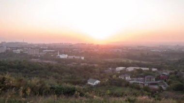 Aksaklık etkisi. Alma Ata şehri üzerinde günbatımı. Kazakistan. Zaman atlamalı. Video. UltraHD (4k)