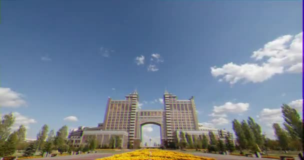 Astana Kazakhstan Septiembre 2016 Kazmunaygas Sede Vista Del Bayterek Arco — Vídeo de stock