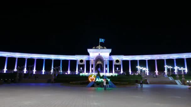 毛刺效果 哈萨克斯坦阿拉木图 2016年8月29日 第一任总统公园入口组 超高清 — 图库视频影像
