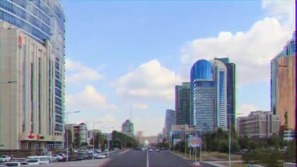 Glitch Effect Stadsverkeer Wolken Stad Zoom Kunaev Avenue Astana Kazachstan — Stockvideo