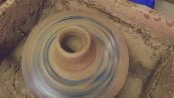Aksaklık Etkisi Potter Tekerleği Kadınların Elleri Pot Yapmaya Çalışıyor Video — Stok video