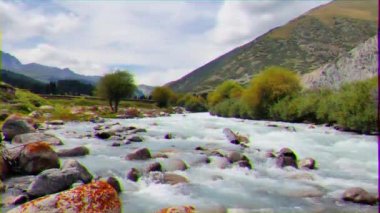 Aksaklık etkisi. Dağ nehri Chon-Ak-Suu. Grigoriev Geçidi. Issyk Kul Gölü. Kırgızistan. Video. Ultrahd (4k))