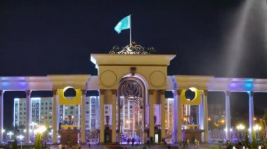 Aksaklık etkisi. Almat, Kazakistan - 29 Ağustos 2016: Birinci Cumhurbaşkanı'nın parkının giriş grubu. Gece. Video. Ultrahd (4k))