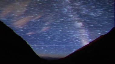 Aksaklık etkisi. Evanescent izleri şeklinde yıldızlardan izler. Ay yükseliyor. Yayla Kara-Say (3.800 m.) Kırgızistan. Zaman Atlamalı. Video. Ultrahd (4k))