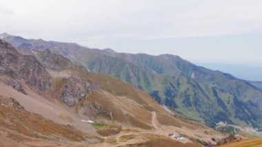 Aksaklık etkisi. Dağ doruklarına ve Shymbulak Pass, Almatı, Kazakistan. Video. UltraHD (4k)