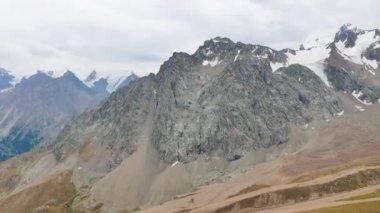 Aksaklık etkisi. Dağ doruklarına ve Shymbulak Pass, Almatı, Kazakistan. Video. UltraHD (4k)