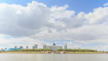 Aksaklık etkisi. Akorda Bağımsızlık Sarayı. Nehirden manzara. Astana, Kazakistan. HDR timelapse, nur-Sultan. Video. UltraHD (4k)