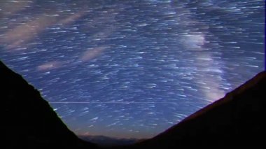 Aksaklık etkisi. Evanescent izleri şeklinde yıldızlardan izler. Ay yükseliyor. Yayla Kara-Say (3.800 m.) Kırgızistan. Zaman Atlamalı. Video. Ultrahd (4k))