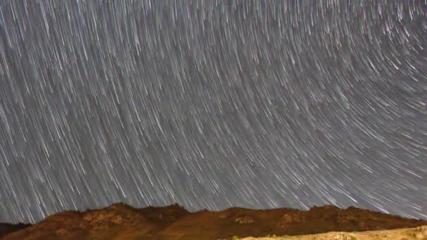 毛刺效果 星星的痕迹以消逝的痕迹的形式出现 在山上的银河 超高清 — 图库视频影像