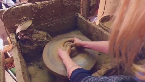 Effet Scintillant Roue Potter Les Mains Des Femmes Essaient Faire — Video