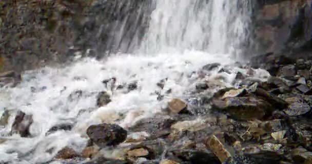 毛刺效果 伊塞克 阿塔山谷中的第一个瀑布 以慢快门速度录制 吉尔吉斯斯坦 超高清 — 图库视频影像