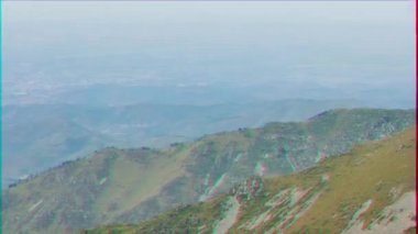 Aksaklık etkisi. Dağ doruklarına ve Shymbulak Pass, Almatı, Kazakistan. Video. UltraHD (4k)