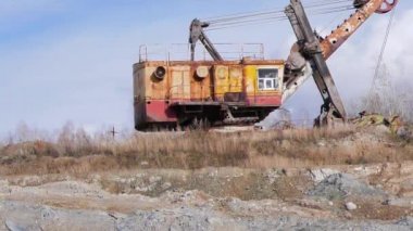 Aksaklık etkisi. Eski ocağı yükleyici. Rusya. Video. UltraHD (4k)