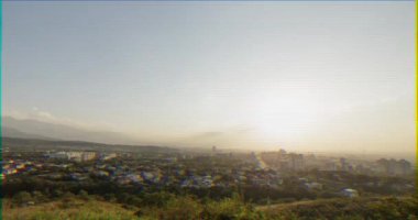 Aksaklık etkisi. Almatı 'da gün batımı. Zoom. Kok-Tobe ' dan görünüm. Kazakistan. Video. UltraHD (4k)