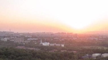 Aksaklık etkisi. Almaata şehri üzerinde gün batımı. Kazakistan. Zaman atlamalı. Video. UltraHD (4k)