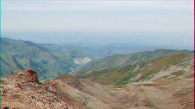 Aksaklık etkisi. Dağ doruklarına ve Shymbulak Pass, Almatı, Kazakistan. Video. UltraHD (4k)