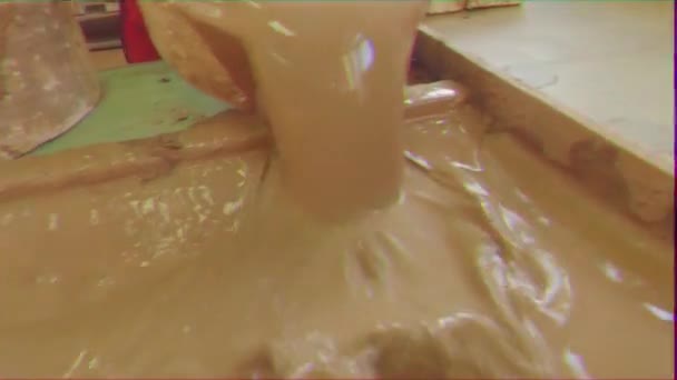 Effet scintillant. Verser l'argile de la forme de plâtre. Production de plaques. Vidéo. UltraHD (4K )