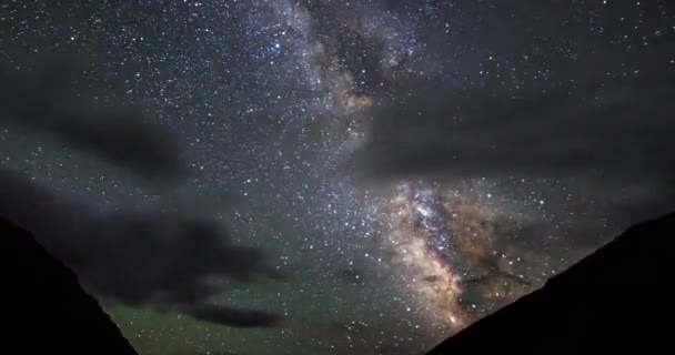 Glitch Effekt Sterne Über Den Bergen Wolken Und Mondaufgang Zoom — Stockvideo