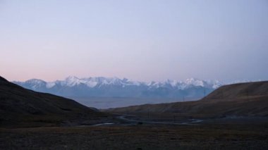 Aksaklık etkisi. Dağlarda şafak söktü. Yayla Kara-Say (3.800 m.) Kırgızistan. Zaman Atlamalı. Video