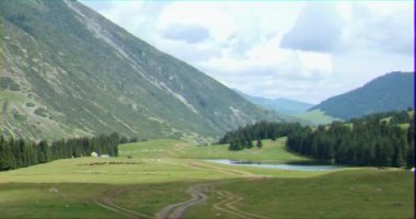 Aksaklık etkisi. Dağlardaki göl. Chon-Ak-Suu. Grigoriev Geçidi. Issyk Kul. Kırgızistan. Video. Ultrahd (4k))